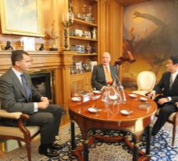 Su Majestad el Rey y Su Alteza Real el Príncipe de Asturias conversan con el ministro de Asuntos Exteriores de Japón, Fumio Kishida